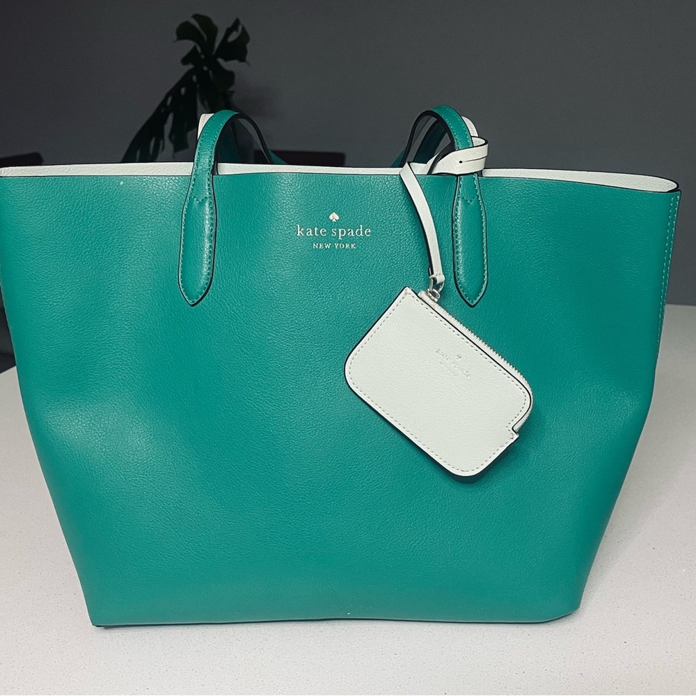 Kate Spade Tote bag is reversible